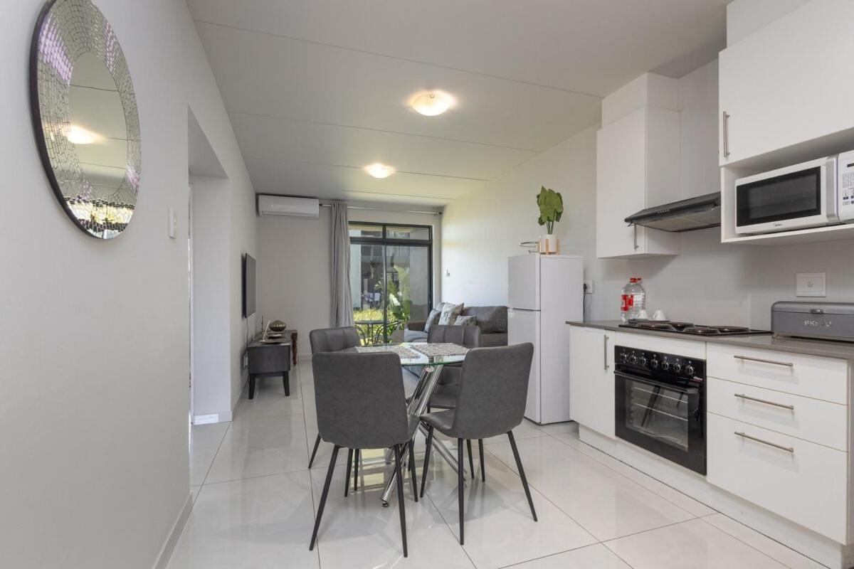 Groves Apartment-sleeps 4 -pool -gym Apartment