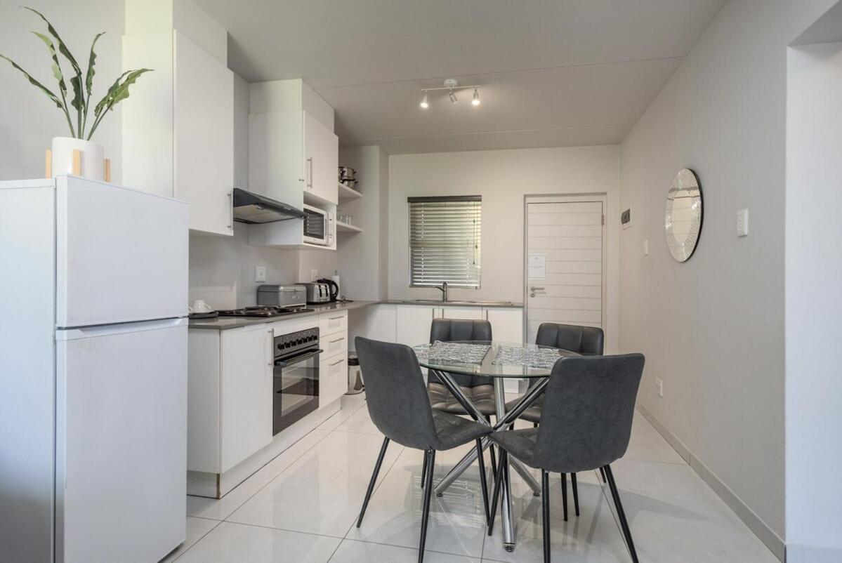 Apartment Groves Apartment-sleeps 4 -pool -gym *