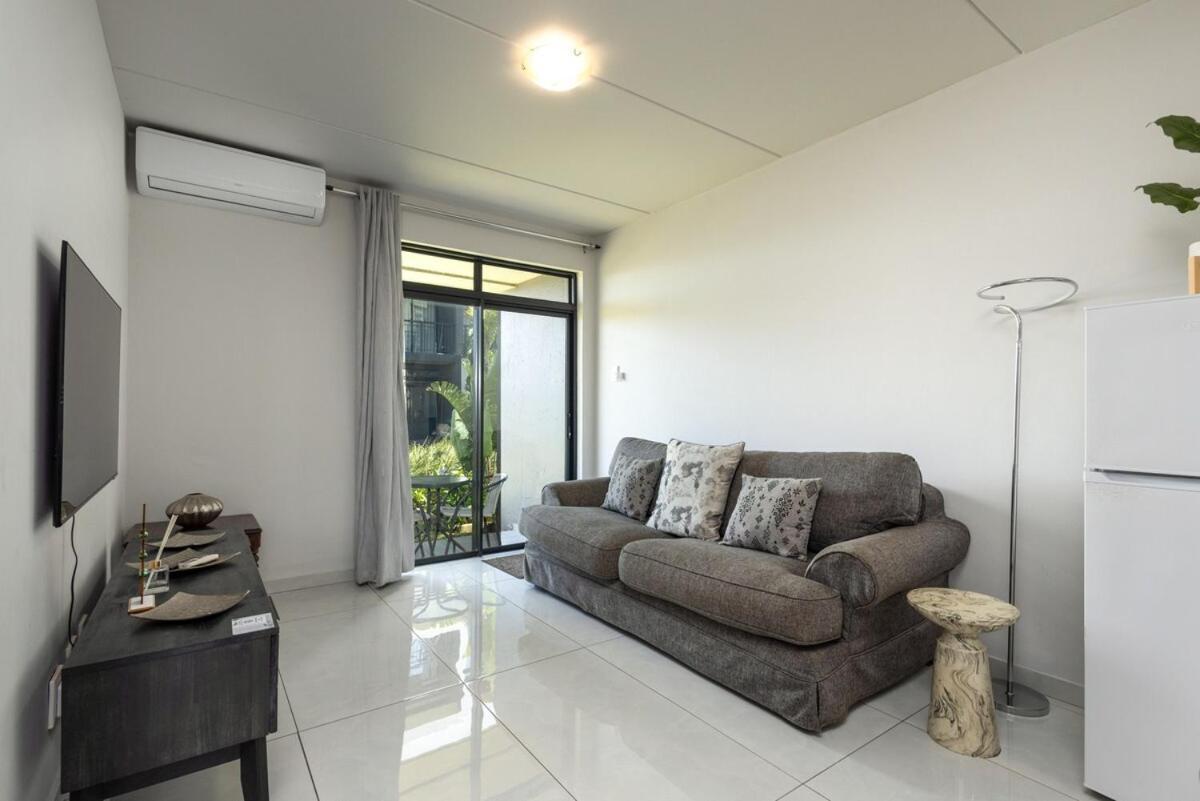 Apartment Groves Apartment-sleeps 4 -pool -gym
