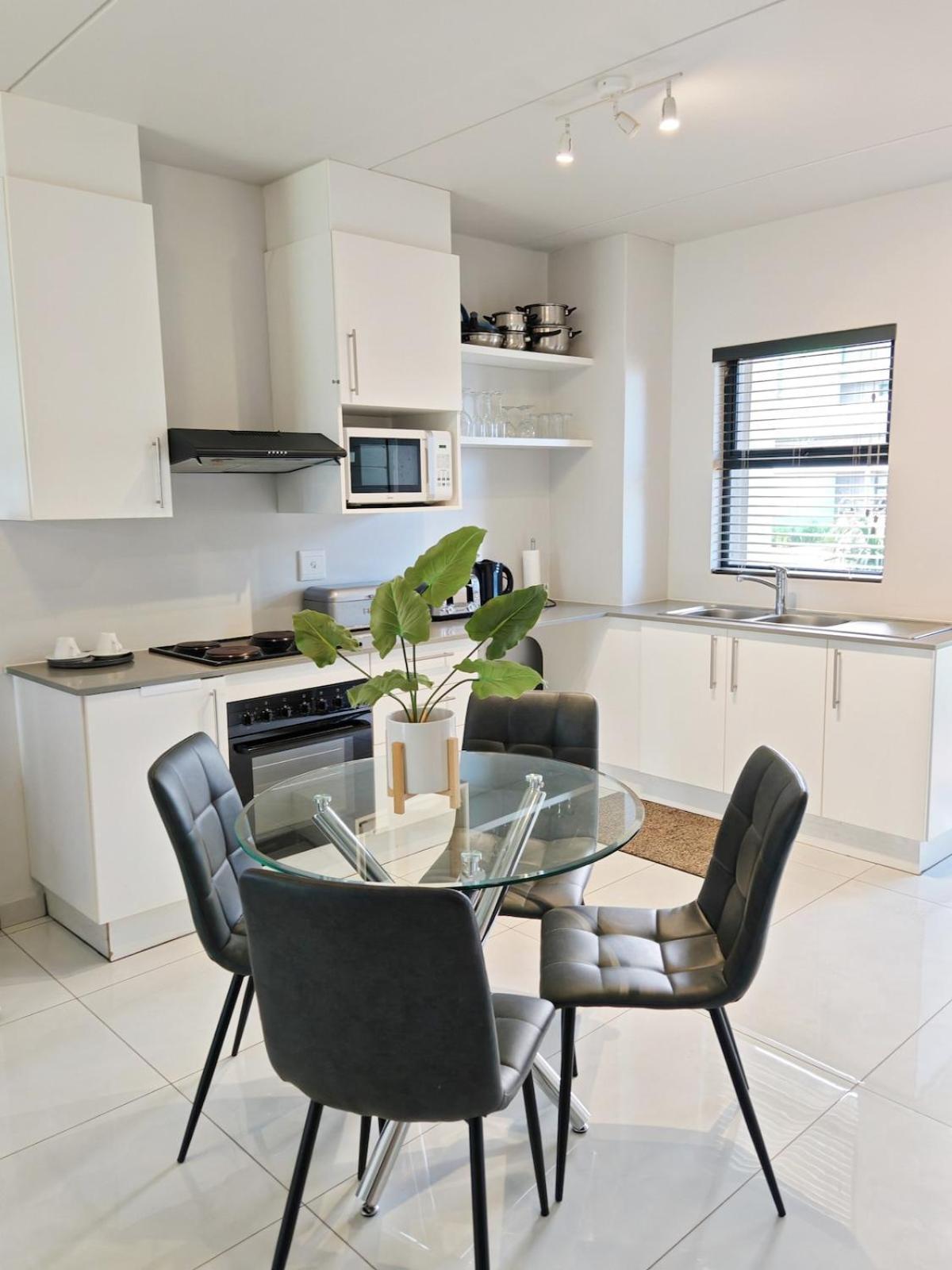 Groves Apartment-sleeps 4 -pool -gym Ballito